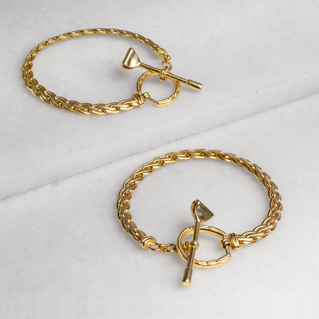 Luxe Horseshoe Clasp Bracelet in Gold